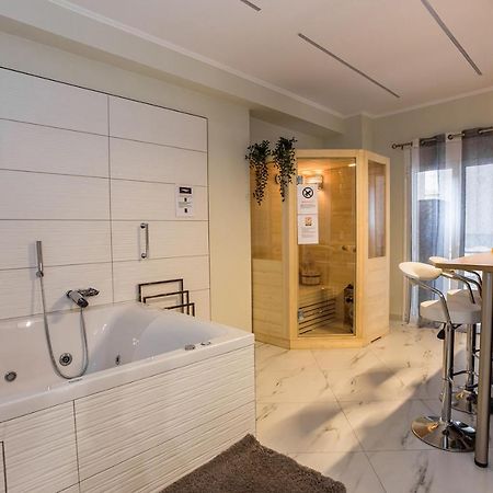 Romantic Deluxe Svite Wise Jacuzzi And Sauna Athens Exterior photo