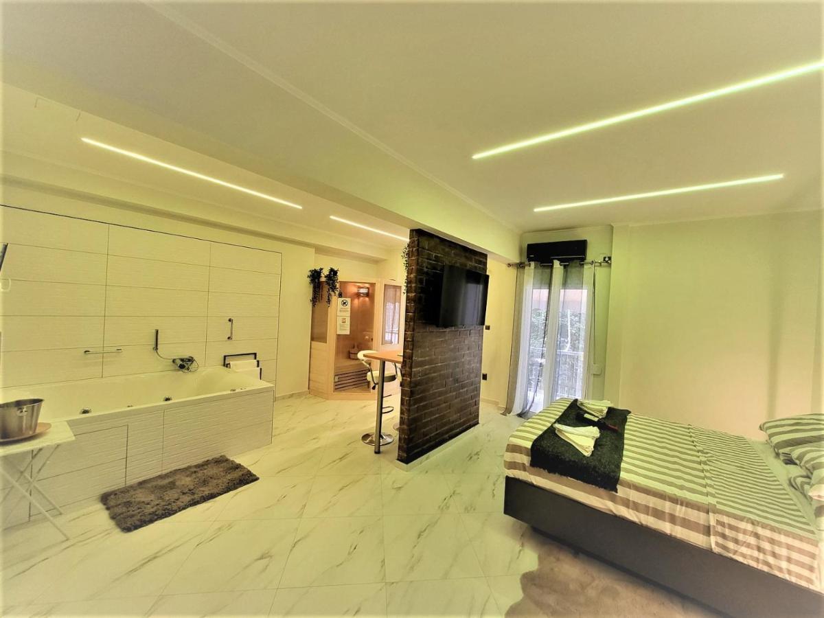Romantic Deluxe Svite Wise Jacuzzi And Sauna Athens Exterior photo