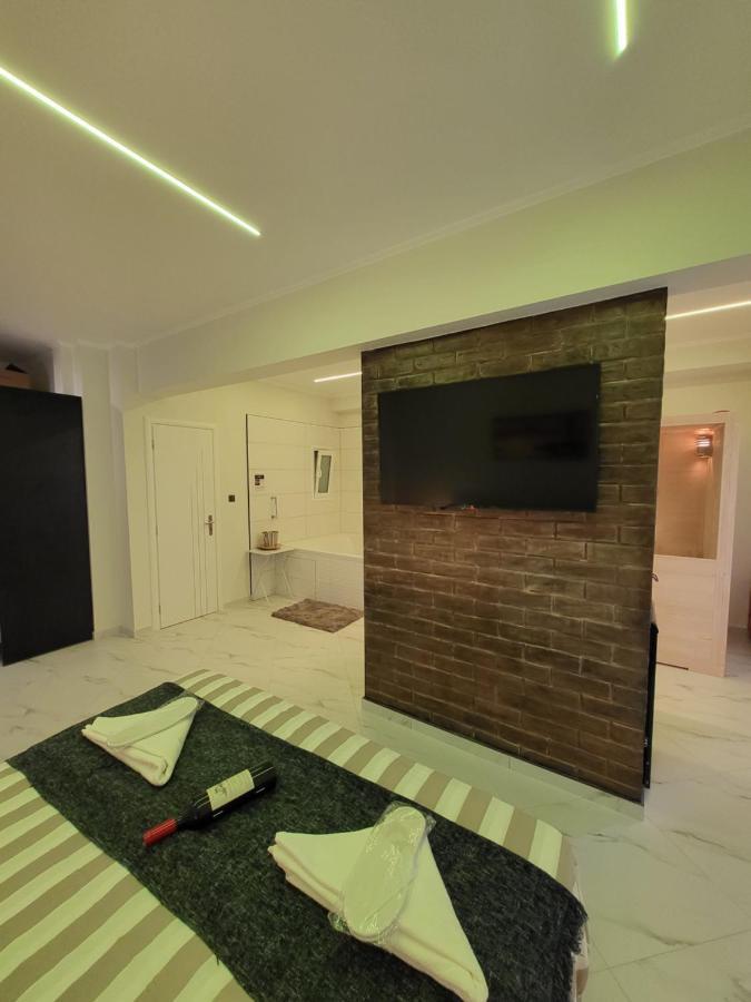 Romantic Deluxe Svite Wise Jacuzzi And Sauna Athens Exterior photo