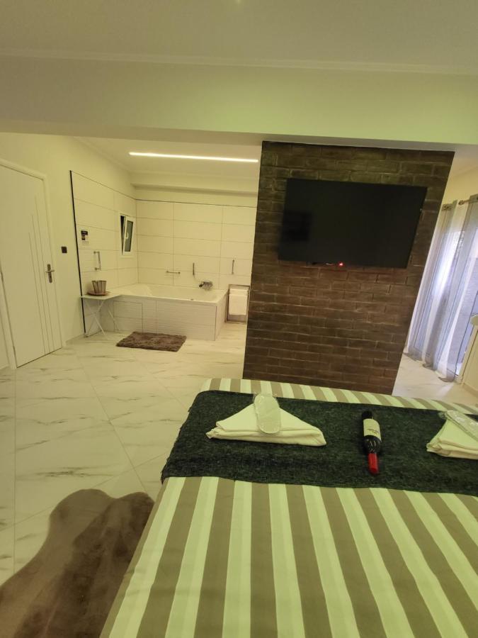 Romantic Deluxe Svite Wise Jacuzzi And Sauna Athens Exterior photo