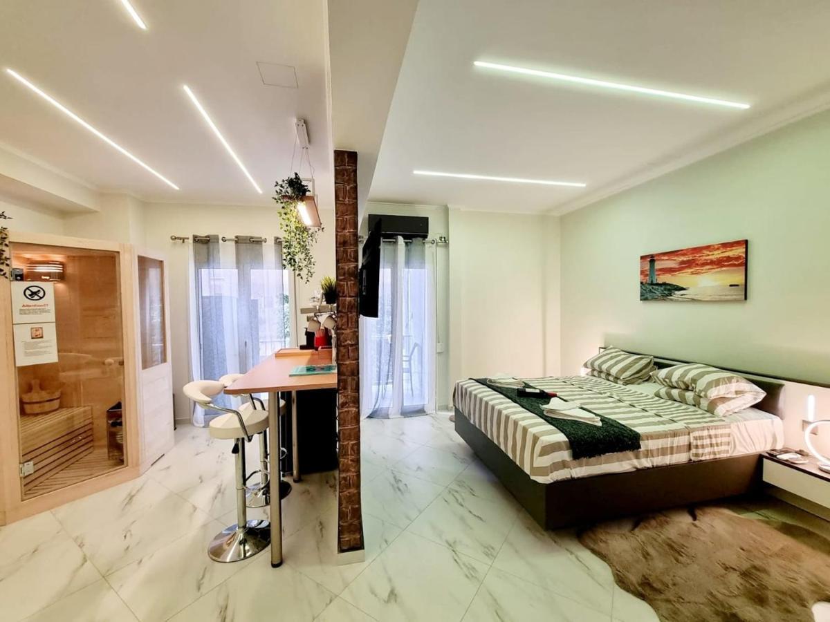 Romantic Deluxe Svite Wise Jacuzzi And Sauna Athens Exterior photo