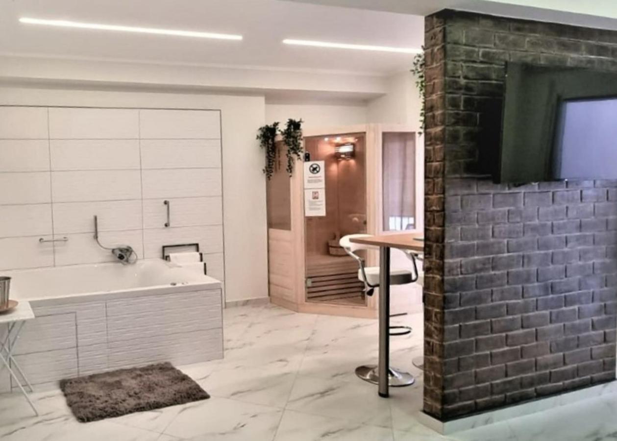 Romantic Deluxe Svite Wise Jacuzzi And Sauna Athens Exterior photo