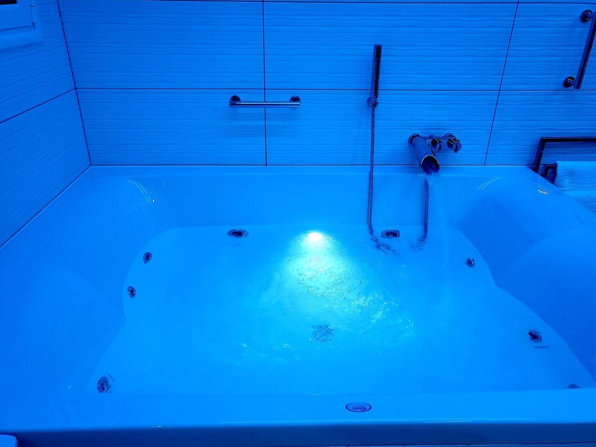 Romantic Deluxe Svite Wise Jacuzzi And Sauna Athens Exterior photo