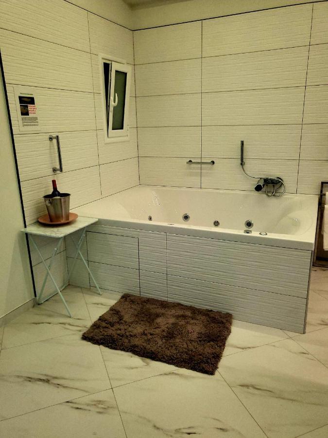 Romantic Deluxe Svite Wise Jacuzzi And Sauna Athens Exterior photo
