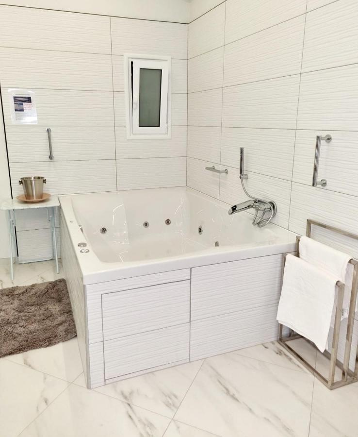 Romantic Deluxe Svite Wise Jacuzzi And Sauna Athens Exterior photo