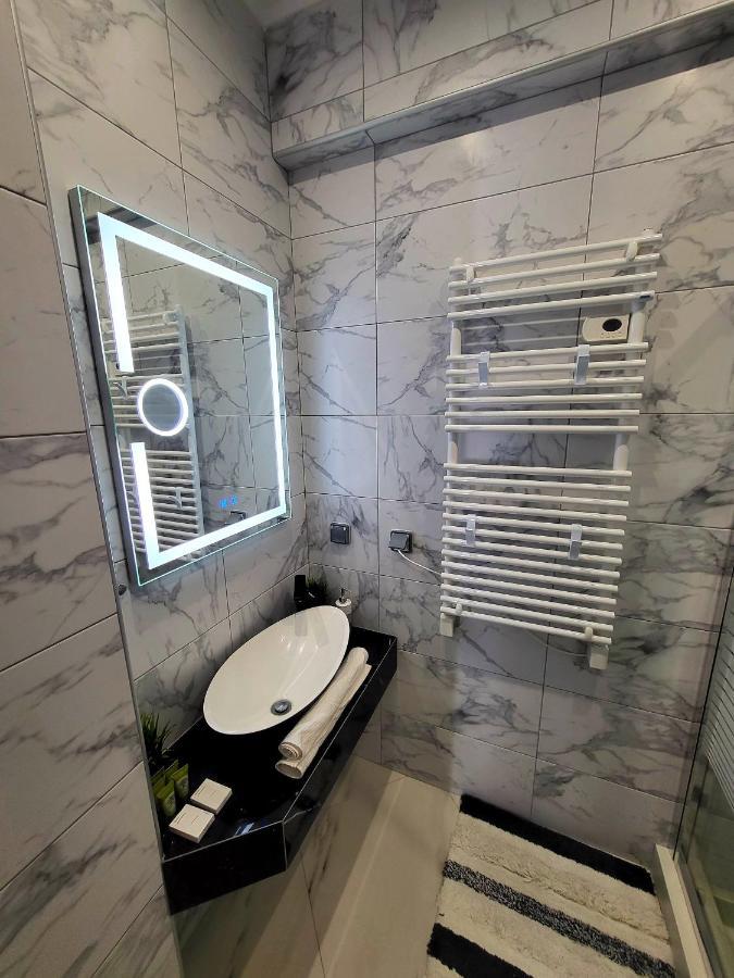 Romantic Deluxe Svite Wise Jacuzzi And Sauna Athens Exterior photo